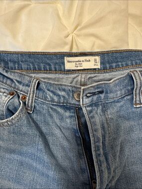 Abercrombie & Fitch Women’s The Mom High-Rise Light Wash Relaxed Jeans